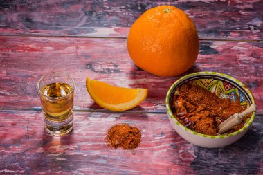 Mezcal portakal dilimleri, biber ve solucan tuzu oaxaca Meksika Meksika içkiyle vurdu. Üstten görünüm kopya alanı ile. Düz yatıyordu.