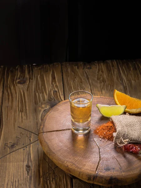 Mezcal portakal ve limon dilim, biber ve solucan tuzu oaxaca Meksika Meksika içki vurdu. Dikey. — Stok fotoğraf