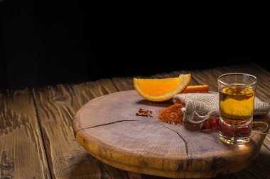 Portakal dilimleri ve solucan tuzu oaxaca Meksika Meksika içkiyle Mezcal