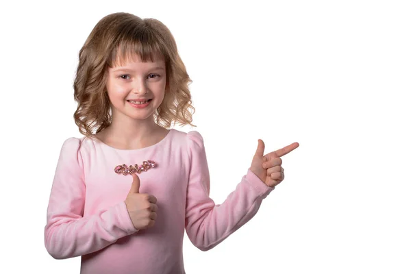 Lächelndes Mädchen Zeigt Mit Den Fingern Auf Kopierraum Vor Weißem — Stockfoto