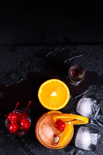 선라이즈 칵테일 오렌지 체리와 슬레이트 쟁반에 칵테일 세트입니다 플랫은 텍스트 — 스톡 사진