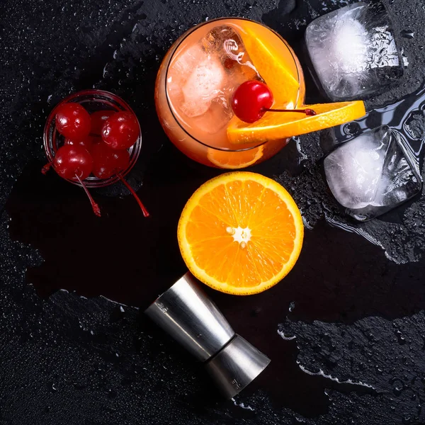 Tequila Sunrise Cocktail Arancia Cubetti Ghiaccio Ciliegie Maraschino Jigger Vassoio — Foto Stock