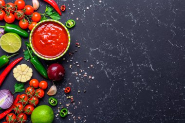 Geleneksel Meksika Latin Amerika salsa sos ve malzemelerin üzerine siyah taş tablo. Üstten Görünüm kopya alanı.