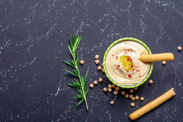 Homemade Hummus z Grissini pałeczki do chleba. Bliskowschodnia tradycyjna i autentyczna Arabska kuchnia. Widok z góry, płaski, przestrzeń kopiowana. — Zdjęcie stockowe