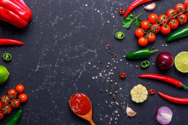 Koyu taş arka planda geleneksel Meksika salsa sosu ve malzemeler. Domates sosu. Kopya alanı ile üst görünüm.