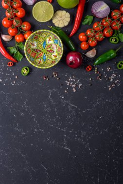 Sıcak sos kavramı pişirme. Kopya alanı ile siyah bir taş masada boş bir kase ile salsa sos ve diğer soslar yapmak için sebze, meyve, otlar ve baharatlar bir seçim.