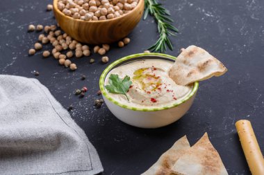 Pide ve grissini ekmek çubukları ile ev yapımı humus. Orta Doğu geleneksel ve otantik Arap mutfağı.