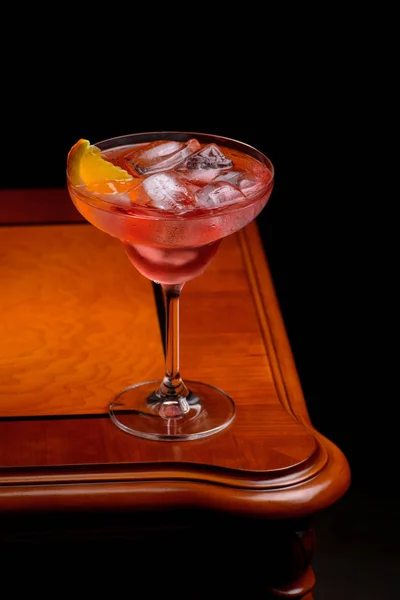 Negroni cocktail med apelsin skiva på klassiska gammaldags träbord med mörk bakgrund — Stockfoto