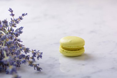 Beyaz doğal mermer masada makarna ve demet lavanta