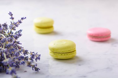 Beyaz doğal mermer masada üç makarna ve buket lavanta