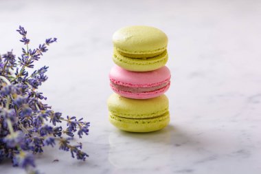 Beyaz doğal mermer masada üç makarna ve buket lavanta