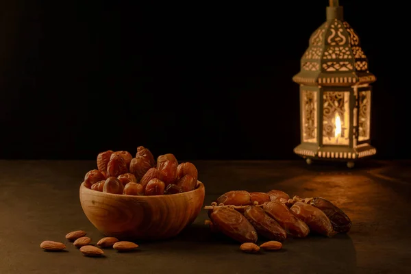 돌 테이블에 나무 그릇과 랜턴에 날짜. 무슬림 거룩한 달 라마단 카림. 복사 공간. 로열티 프리 스톡 사진