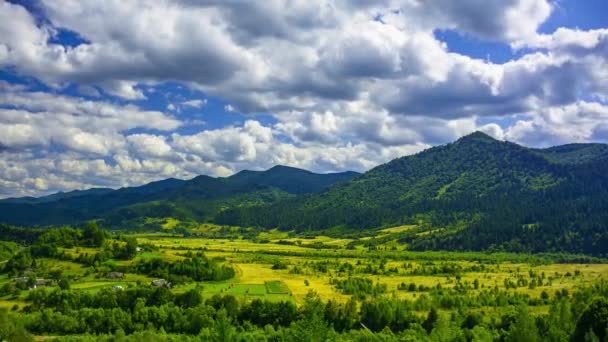 乌克兰喀尔巴鄂山脉小村庄阳光明媚的夏日时光流逝 延时云飘浮在山上 — 图库视频影像