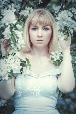 Bahar çiçeği kamerada bakarak kadın