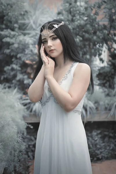 Hermosa Mujer Joven Con Vestido Blanco Que Fluye Jardín Botánico — Foto de Stock