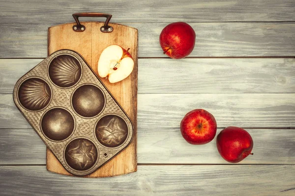 Rosy Red Apples Chopping Board Baking Tin — Stock Photo, Image