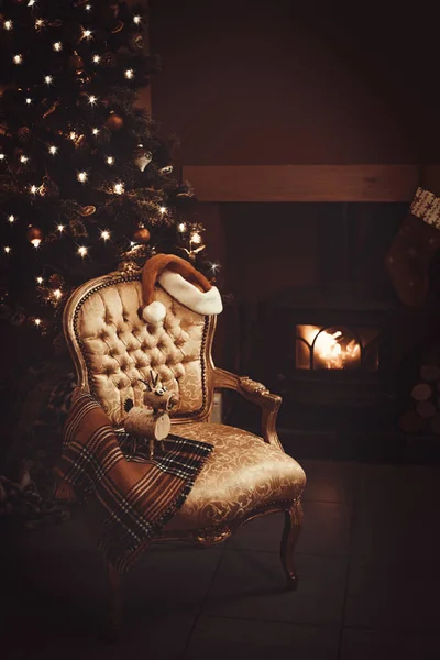 タータン ブランケットに轟音ログ火災とトナカイの飾りでお祝いクリスマス — ストック写真