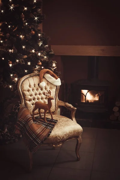 节日圣诞前夜由轰鸣的原木火和装饰圣诞树 — 图库照片