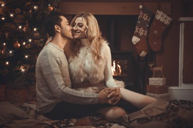 Kükreyen bir günlük yangın Noel'de seven çift