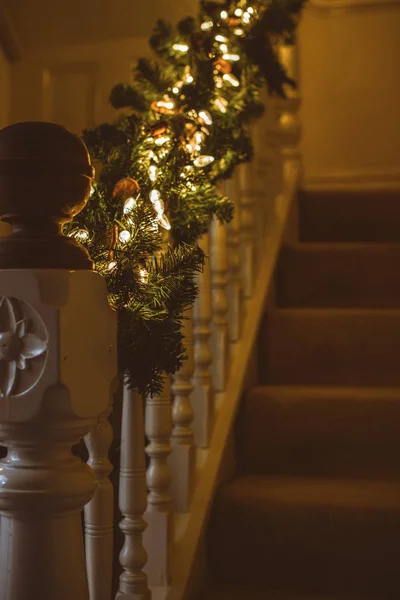爱德华时代家中的楼梯 为圣诞节装饰 — 图库照片