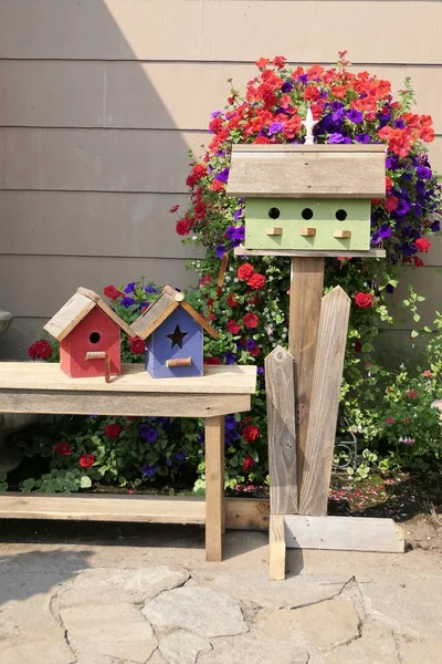 Üç renkli kuş evi