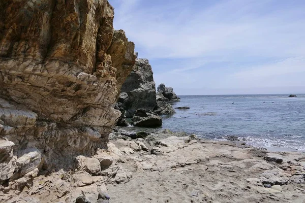 Mavi gökyüzü ile güzel okyanus plaj