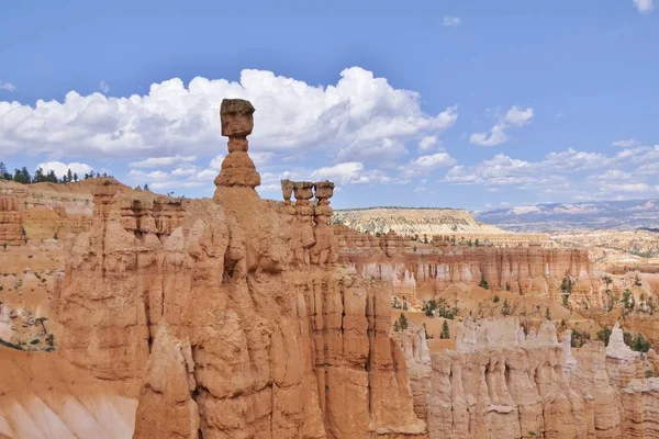 Bryce Canyon kırmızı kayalar ve Hoodoos