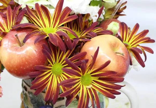 Äpfel Und Chrysanthemen Herbst Farben — Stockfoto