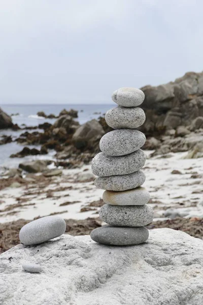 一堆石头在海滩上 — 图库照片