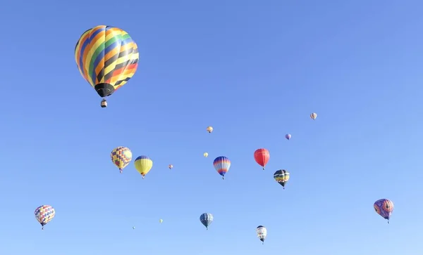 アルバカーキの熱気球フェスティバルに浮かぶカラフルな熱気球 — ストック写真