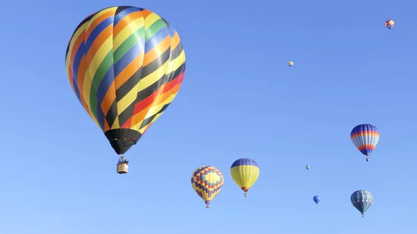 アルバカーキの熱気球フェスティバルに浮かぶカラフルな熱気球 — ストック写真