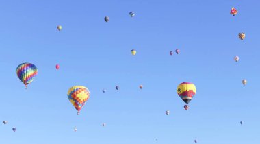 Albuquerque balon Festivali içinde yüzen renkli sıcak hava balonları