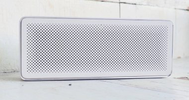 Beyaz masa portre görünümünde Bluetooth sözcü