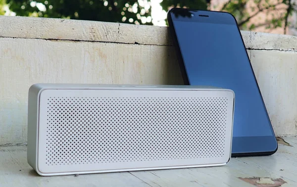 Alto Falante Bluetooth Com Telefone Celular Mesa Branca — Fotografia de Stock