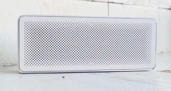 Beyaz masa portre görünümünde Bluetooth sözcü