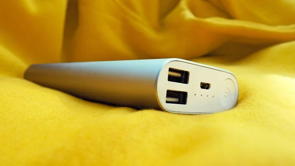 Banco Potência Com Dois Usb Fundo Tecido Amarelo — Fotografia de Stock