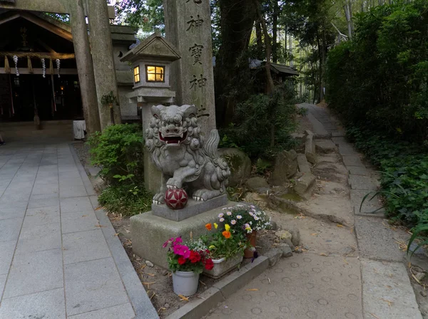 Estatua de piedra Komainu en el Santuario de Japón. Piedra oriental perro león foto . — Foto de Stock