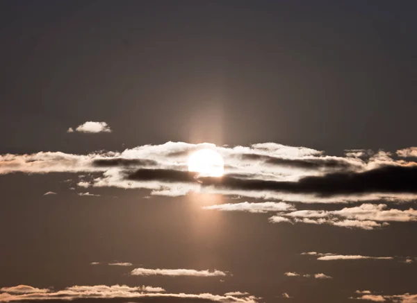 太陽は雲の後ろにあります ライトポール ダウン 時間の経過 — ストック写真