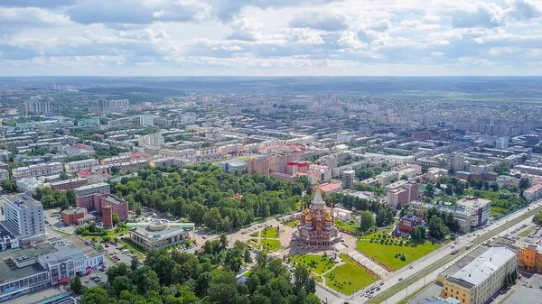 Merkezi kare ve kutsal Archangel Michael katedral manzarası. Izhevsk, Rusya Federasyonu  