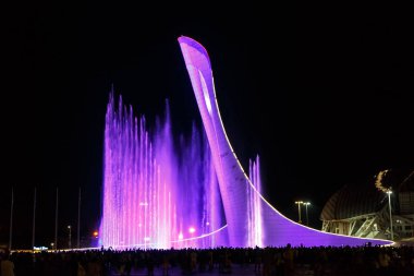 Rusya, Sochi - 03 Eylül 2017: Sochi park. Olympic Park pınarlarına şarkı. Olimpiyat meşalesinin.