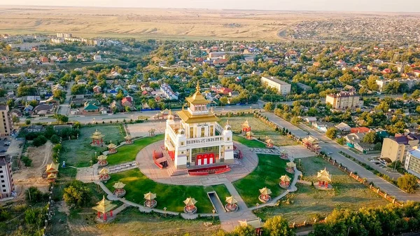 Zlatý Příbytku Buddha Šákjamuni Při Východu Slunce Největší Buddhistický Chrám — Stock fotografie