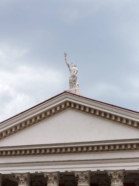 Rusya, Volgograd - 28 Ağustos 2017: Bir kadın figürü binasında Volgograd devlet yeni deneysel tiyatro (Net) - Volgograd Drama Tiyatrosu SSCB'in amblemi ile.