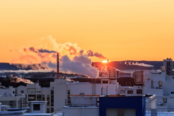 Güneş Doğuyor Duman Evlerin Çatıları Yekaterinburg Rusya Federasyonu — Stok fotoğraf