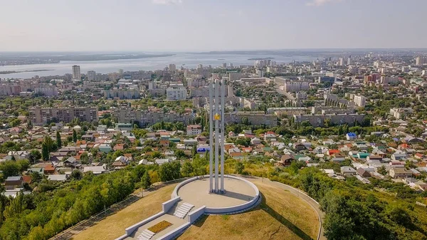 サラトフ 1941 1945 年の大祖国戦争で亡くなった Saratovites の記念碑のソコロワ山上の勝利公園ロシア サラトフ 2017 記念の複雑なクレーン — ストック写真