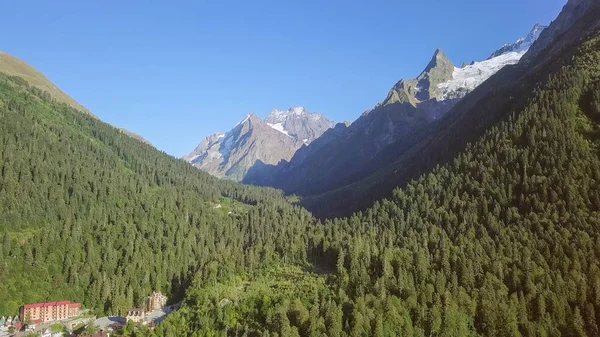 Aldeia Montesa Voar Nas Montanhas Dombayskaya Polyana Karachaevo Cherkessia Cáucaso — Fotografia de Stock