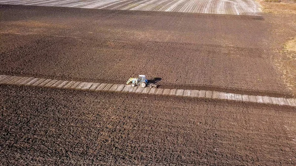 Tractor Arada Campo Con Fertilizantes Otoño Rusia — Foto de Stock