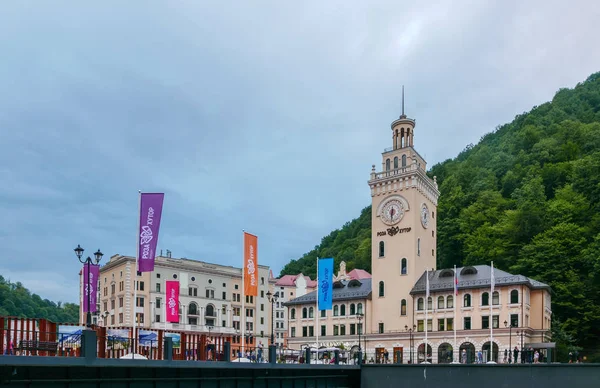 Soçi, Rusya - 1 Eylül 2017: Saat Kulesi Rosa Khutor gün batımında. Zaman atlamalı. Mekan Kış Olimpiyat Oyunları 2014