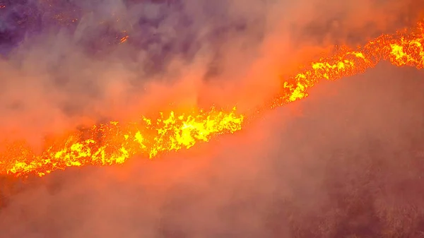 Gran Incendio Hierba Seca Está Ardiendo Mucho Humo Ekaterinburg Rusia — Foto de Stock