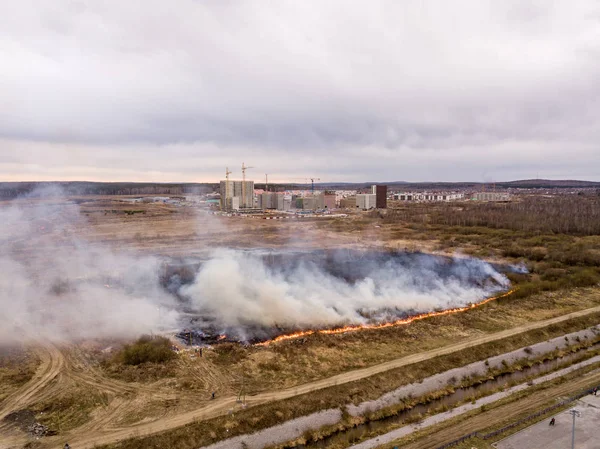 Büyük Bir Yangın Kuru Yanıyor Çok Duman Havadan Görünümü Ekaterinburg — Stok fotoğraf