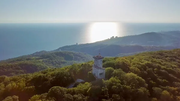 Bir kule ile dağ orman ile kaplı. Mount Akhun, Sochi, Rusya Federasyonu  